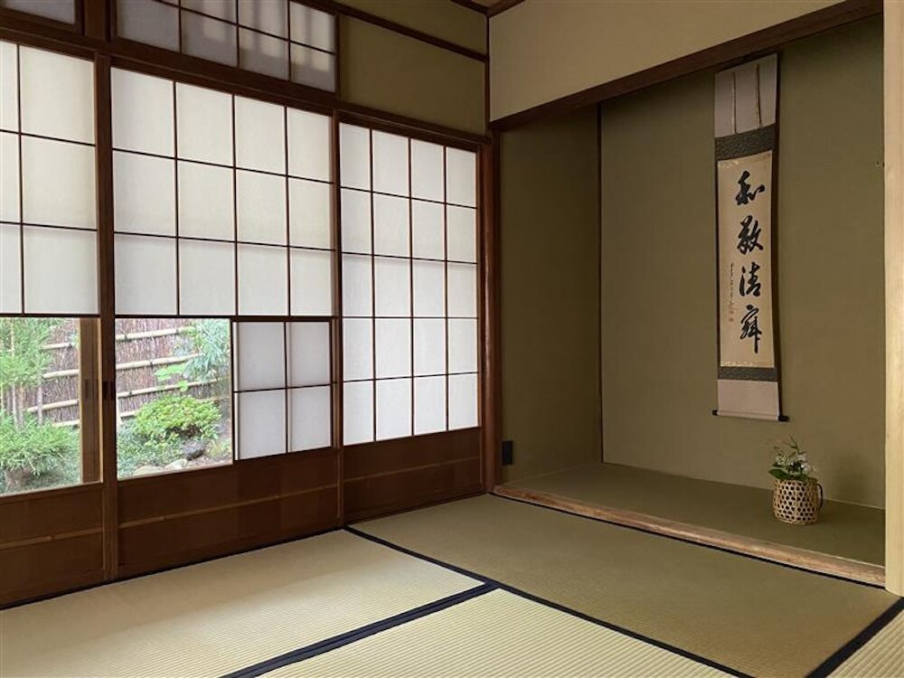 自然光の茶室でお稽古